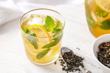 Bir bardak lezzetli soğuk buzlu çay.