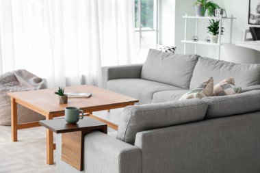 Odanın iç tarafındaki koltukta en iyi bilek masası.