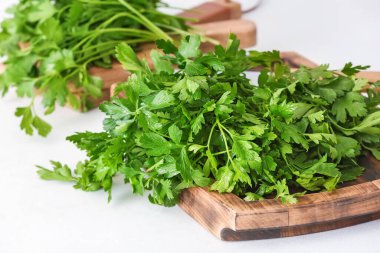 Beyaz arka planda taze maydanozlu tahta