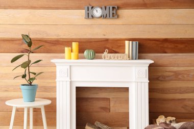 Şömineli modern oturma odasının içi.