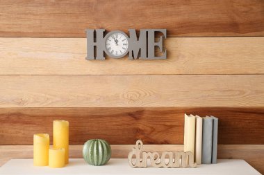 Ahşap duvarın yanındaki dekorlu masa.