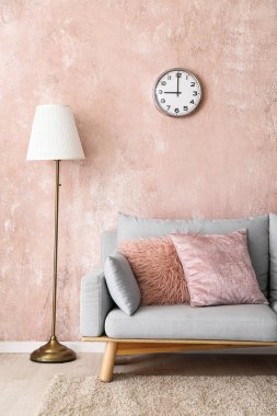 Kanepeli modern oturma odasının içi.