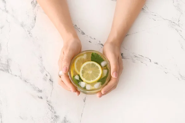 Mani Femminili Con Tazza Gustoso Freddo Freddo Sfondo Bianco — Foto Stock