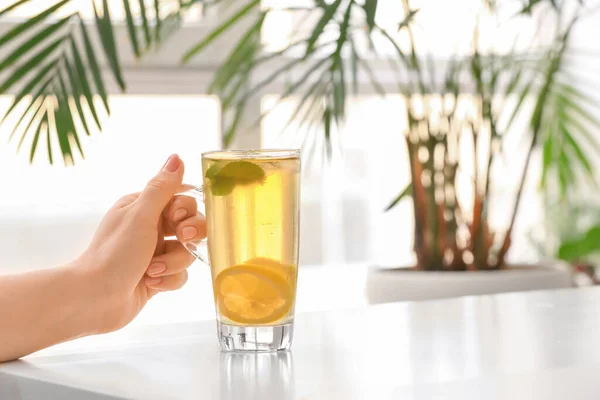 Frau Trinkt Leckeren Kalten Eistee Tisch — Stockfoto