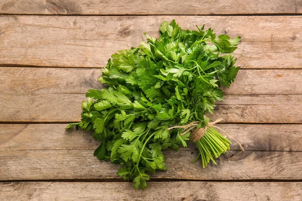 Tahta arka planda taze maydanoz