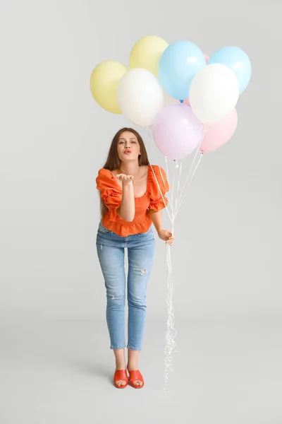 Jeune Femme Avec Des Ballons Soufflant Baiser Sur Fond Gris — Photo