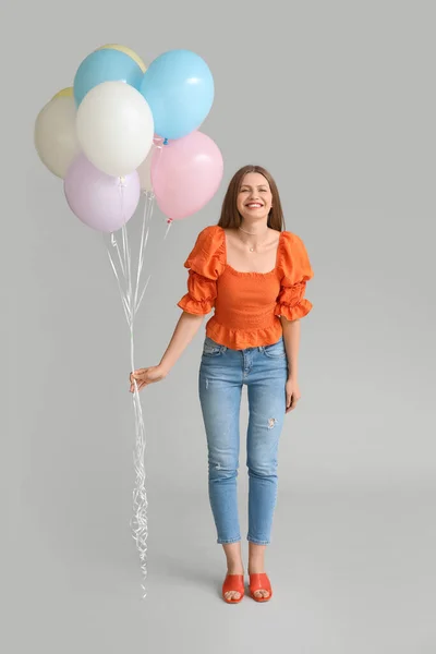 Jeune Femme Avec Des Ballons Sur Fond Gris — Photo