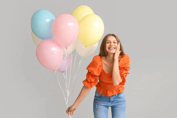 Mujer Joven Con Globos Sobre Fondo Gris — Foto de Stock