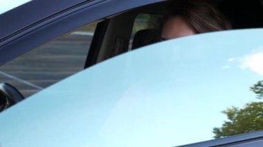 Arabada oturan mutlu genç kadın.