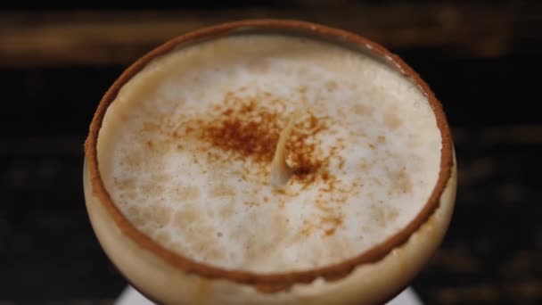 Sklenice Chutného Espresso Martini Koktejlu Baru Detailní Záběr — Stock video