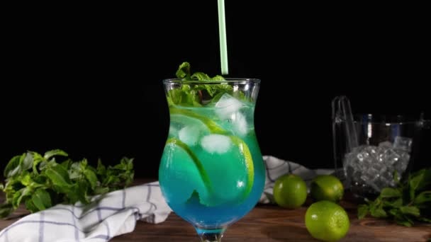 Femme Mettre Paille Dans Verre Savoureux Cocktail Mojito Bleu Sur — Video