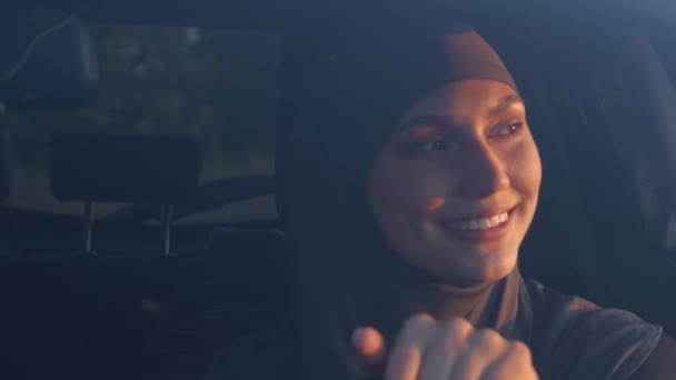 Genç Müslüman Kadın Arabada Oturuyor — Stok video