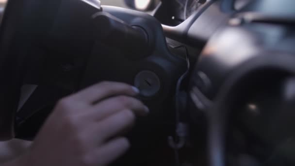 Kobieta Używająca Klucza Uruchomienia Samochodu Zbliżenie — Wideo stockowe