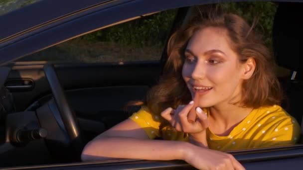 Arabada Otururken Makyaj Yapan Genç Bir Kadın — Stok video
