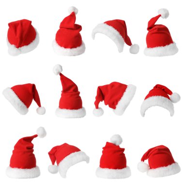 Beyaz arka planda Noel Baba şapkaları