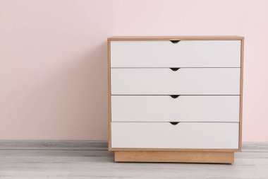 Renkli duvarın yanındaki modern çekmeceler.