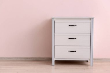 Renkli duvarın yanındaki modern çekmeceler.