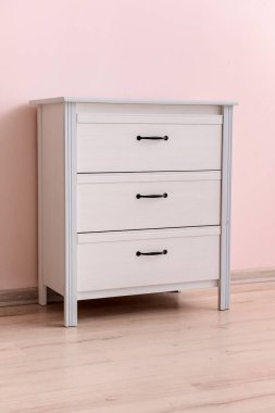 Renkli duvarın yanındaki modern çekmeceler.