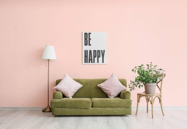 Odanın duvarının yanındaki yumuşak kanepe şık.