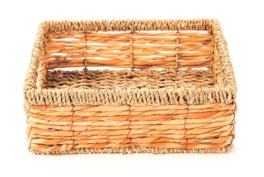 Beyaz arkaplanda hasır sepet