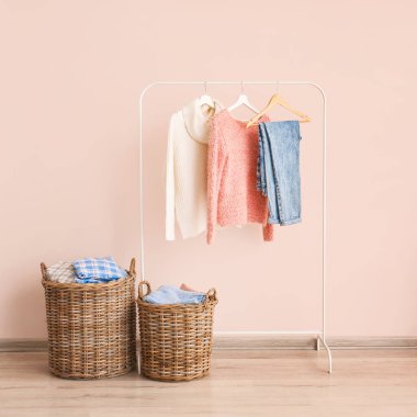 Soyunma odasında üzerinde giysiler olan sepetler.