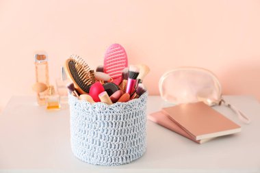 Masada kadın aksesuarları olan sepet.