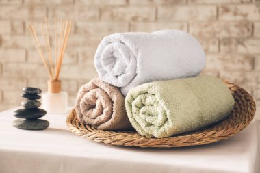 Masada temiz havlular olan hasır tepsi.