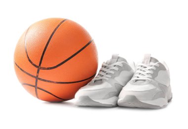 Beyaz arka planda spor ayakkabıları ile basketbol oynamak için top