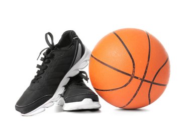 Beyaz arka planda spor ayakkabıları ile basketbol oynamak için top