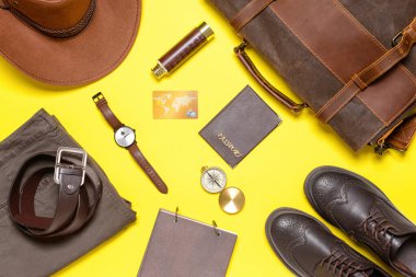 Renkli arka plandaki erkekler için seyahat aksesuarları