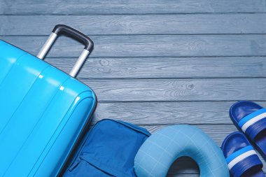 Ahşap arka plandaki erkekler için seyahat aksesuarları.