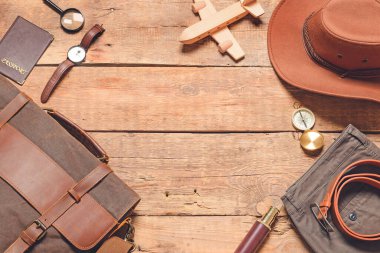 Ahşap arka plandaki erkekler için seyahat aksesuarları.