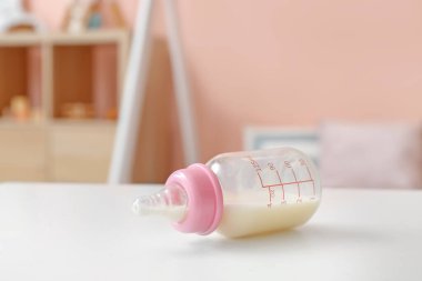 Odadaki bebek için bir şişe süt.