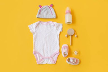 Renk arkaplanındaki bebek aksesuarları