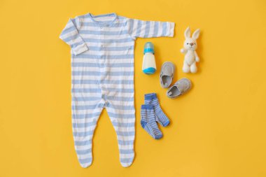 Renk arkaplanındaki bebek aksesuarları