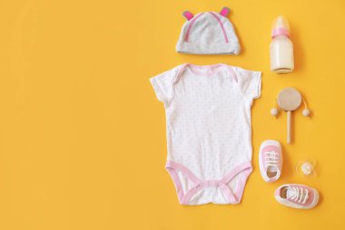 Renk arkaplanındaki bebek aksesuarları