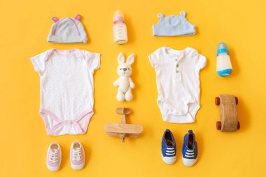 Renk arkaplanındaki bebek aksesuarları