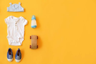 Renk arkaplanındaki bebek aksesuarları