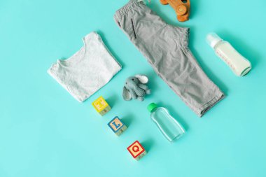 Renk arkaplanındaki bebek aksesuarları