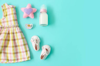 Renk arkaplanındaki bebek aksesuarları