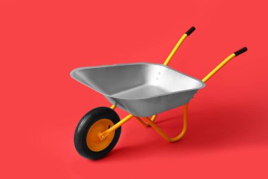 Renk arkaplanında boş el arabası