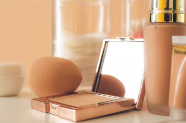 Dekoratif kozmetik seti makyaj masasında.