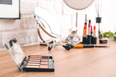 Dekoratif kozmetik ürünleri makyaj masasında