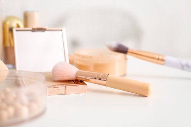 Dekoratif kozmetik seti makyaj masasında.