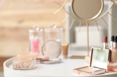 Dekoratif kozmetik seti ve makyaj masasında ayna.