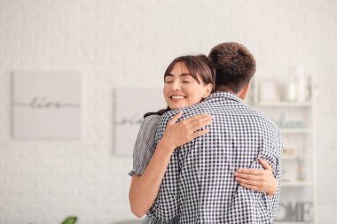 Mutlu çift evde kavga ettikten sonra sarılıyor.