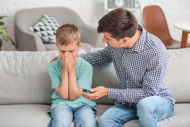 Baba, evdeki kavgadan sonra oğluyla barışmaya çalışıyor.