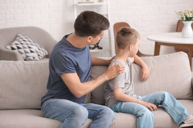 Baba, evdeki kavgadan sonra oğluyla barışmaya çalışıyor.