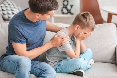 Baba, evdeki kavgadan sonra oğluyla barışmaya çalışıyor.