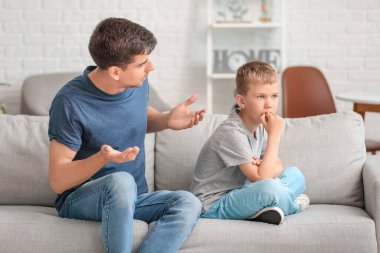 Baba, evdeki kavgadan sonra oğluyla barışmaya çalışıyor.